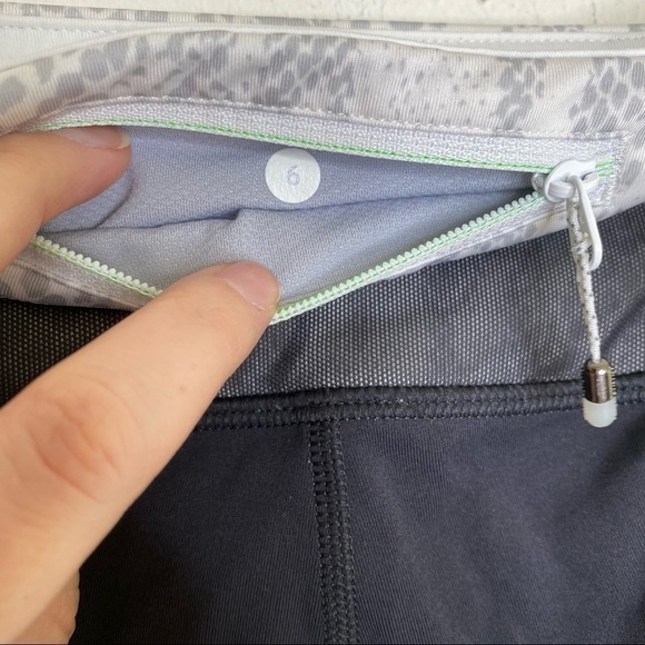 Lululemon Mesh With Me Crop Deep Coal / Desert Snake White Silver Fox - Picture 7 of 10